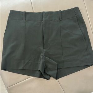 Women's Wilson Pintuck Golf Dark Green Shorts